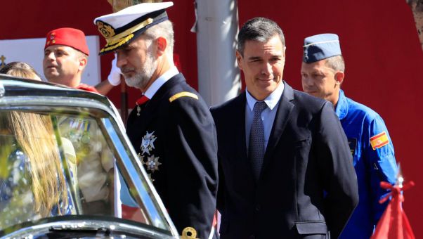 Felipe VI recibe una gran ovación en el desfile militar de Madrid mientras el presidente del Gobierno vuelve a ser objeto de insultos y pitos.