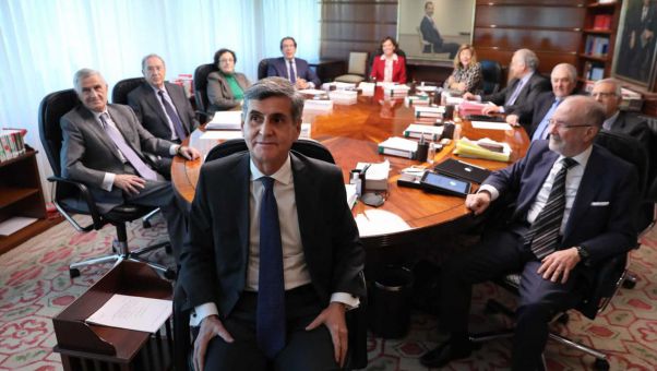 El tribunal de garantías no convocará un pleno para dar el plácet a los candidatos de Moncloa hasta que el CGPJ presente los suyos.