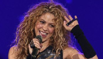 Shakira niega que mantenga una relación con su instructor de surf