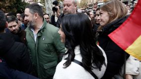 Arrimadas y Abascal piden a Feijóo 'un paso al frente' en la moción de censura contra Sánchez