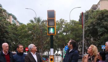 Málaga modifica el semáforo de Chiquito de la Calzada para que felicite la Navidad