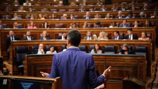 Pedro Sánchez presiona a los magistrados progresistas del Constitucional y la oposición denuncia su asalto al Poder Judicial.