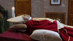 Primeras imágenes del Papa Benedicto XVI muerto