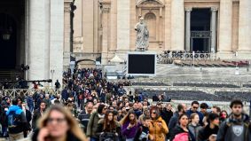 Más de 135.000 fieles despiden a Benedicto XVI en dos días