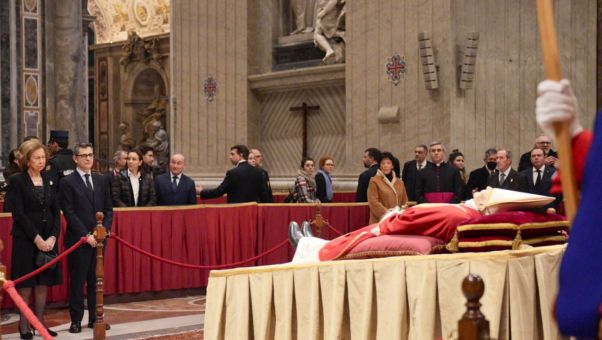 La monarca, junto al ministro Félix Bolaños, encargado de las relaciones del Gobierno con el Vaticano, acudió a la capilla ardiente.