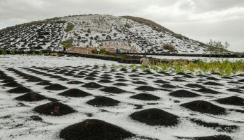Una espectacular granizada cubre de blanco las Montañas del Fuego en Lanzarote