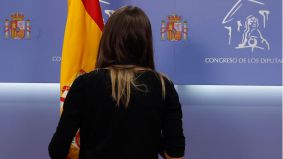 La portavoz de JxCat en el Congreso aparta la bandera de España ante la prensa