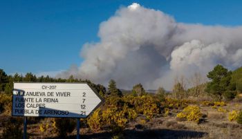 Un incendio entre Castellón y Teruel obliga a desalojar a 800 personas