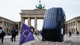 Bruselas llega a un acuerdo con Alemania para acabar con los coches de combustión
