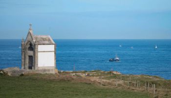 Dos muertos y un desaparecido en el naufragio de un pesquero en Santander
