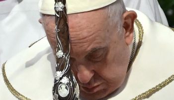El Papa Francisco lava los pies de 12 jóvenes presos el Jueves Santo