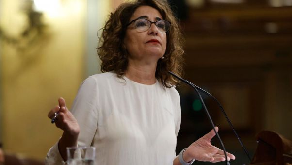 'Las cuentas de los bancos y las energéticas son realmente abultadas', esgrime la ministra de Hacienda, María Jesús Montero.