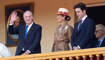 La Infanta Elena y Froilán visitan al Rey Juan Carlos en Abu Dabi
