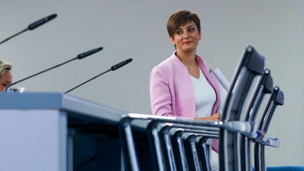 El órgano considera que Isabel Rodríguez vulneró la Ley Orgánica del Régimen Electoral General el 4 y el 18 de abril.