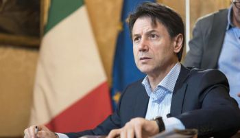 Un antivacunas agrede al ex primer ministro italiano Giuseppe Conte