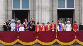  Carlos III saluda desde el balcón de Buckingham sin Enrique
