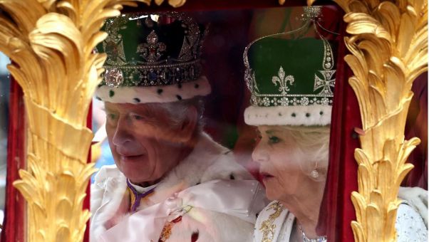 El arzobispo de Canterbury corona al monarca y a Camila ante 2.300 invitados.