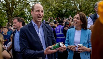 Guillermo y Catalina se dan un baño de masas en Windsor