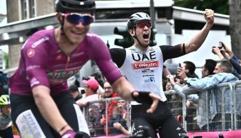 Giro 2023. Ackermann gana en un esprint ajustadísimo en Tortona