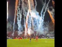 El fútbol en Argentina: lanzan cohetes para evitar que el equipo rival marque