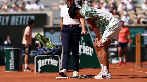 Roland Garros. Alcaraz tutea a Djokovic pero una lesión le saca de París