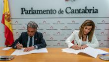 La popular Buruaga, primera presidenta de Cantabria tras firmar su investidura con Revilla