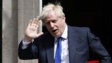 Boris Johnson ficha como columnista de un tabloide tras dejar la política