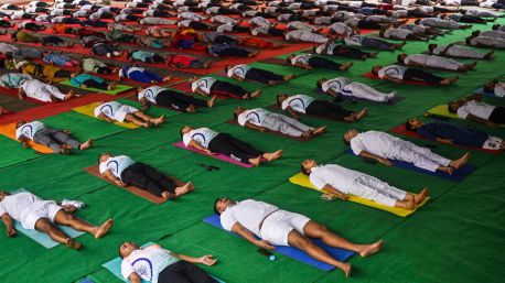 La India bate un récord Guinness con 153.000 participantes en la mayor sesión de yoga