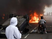La marcha por el chico muerto a tiros de la policía en Nanterre degenera en disturbios