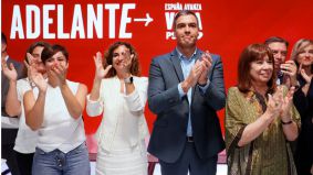 El programa del PSOE: transporte gratuito hasta los 24 años y 183.000 viviendas públicas