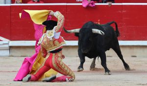 Roca Rey sale de nuevo a hombros, sin aprovechar al toro de la feria en Pamplona