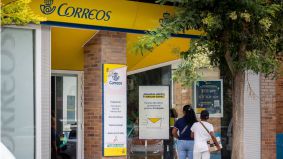 Ante el colapso, Correos abrirá este fin de semana en Madrid, Barcelona y zonas turísticas