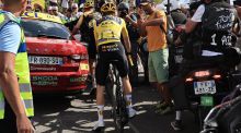 Tour de Francia. Insólito: una moto averiada bloqueó al líder en pleno ataque