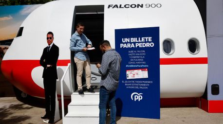 El PP instala una cabina de avión en Madrid: 'Es el momento de bajar a Pedro del Falcon'
