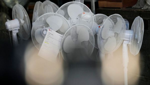Miles de colegios electorales se preparan con ventiladores, aire acondicionado o agua para hacer frente a las altas temperaturas que superarán los 40 grado