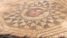 Descubierto en Mérida un gran mosaico romano de Medusa