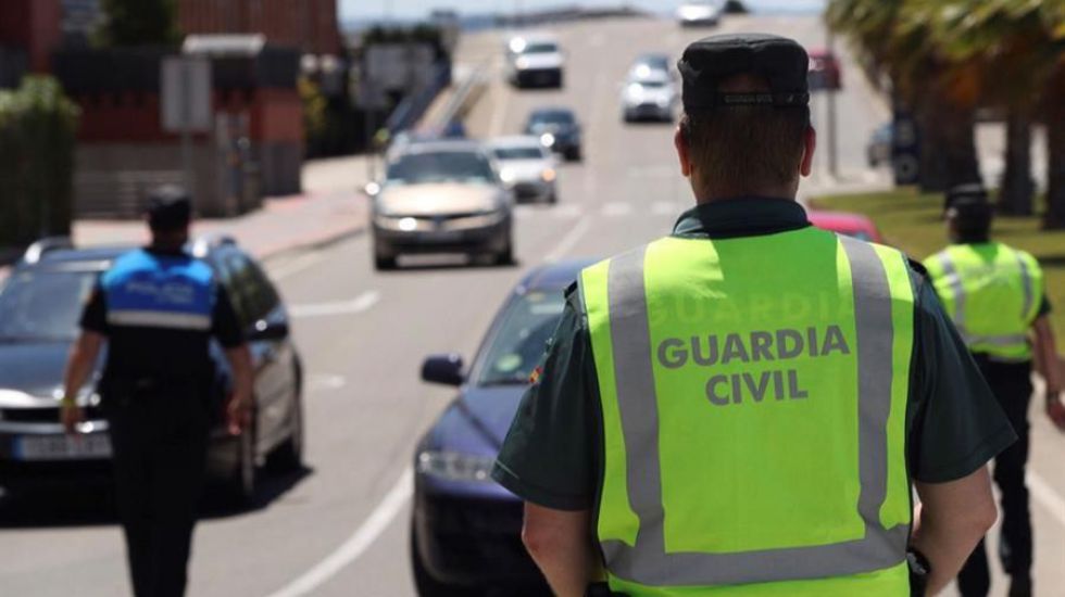 Dos guardias civiles graves tras chocar con un coche que invadió su carril en Córdoba