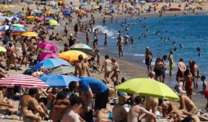 Málaga pone freno a la 'guerra' de sombrillas: 300 euros por reservar sitio en primera línea