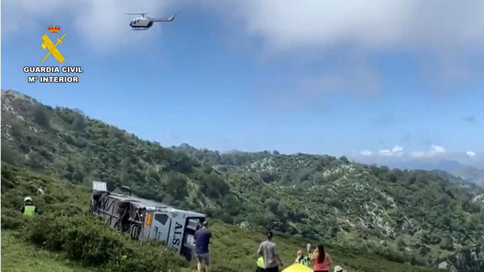 Varios heridos al volcar un autobús con niños en la subida a Lagos de Covadonga