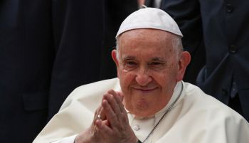 El Papa pide políticas para proteger el medio ambiente y ayudar a los jóvenes