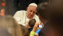 El Papa insta a los jóvenes a 'mancharse las manos' en la parroquia de Serafina