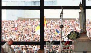 Francisco entra en el santuario de Fátima recibido por miles de personas