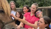 La Reina y sus hijas visitan una granja escuela que integra a niños con discapacidad