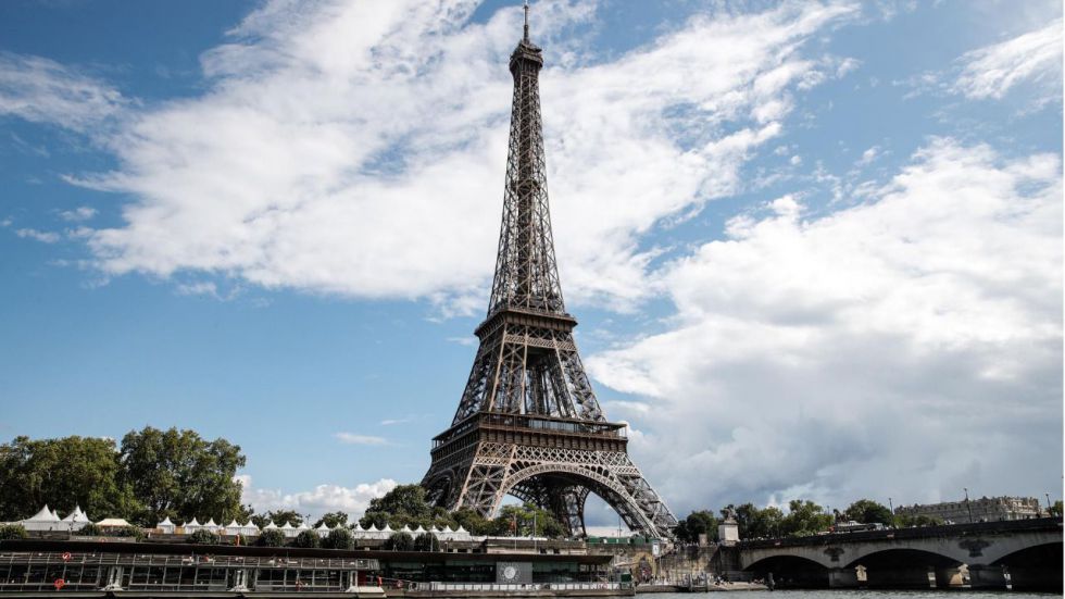 Reabre la Torre Eiffel tras una evacuación por aviso de bomba