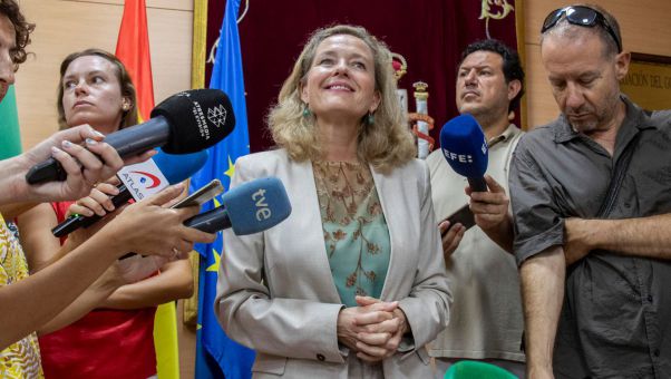 La vicepresidenta elige salir de España antes de compartir la política económica con Yolanda Díaz en el supuesto de que Sánchez sea investido.