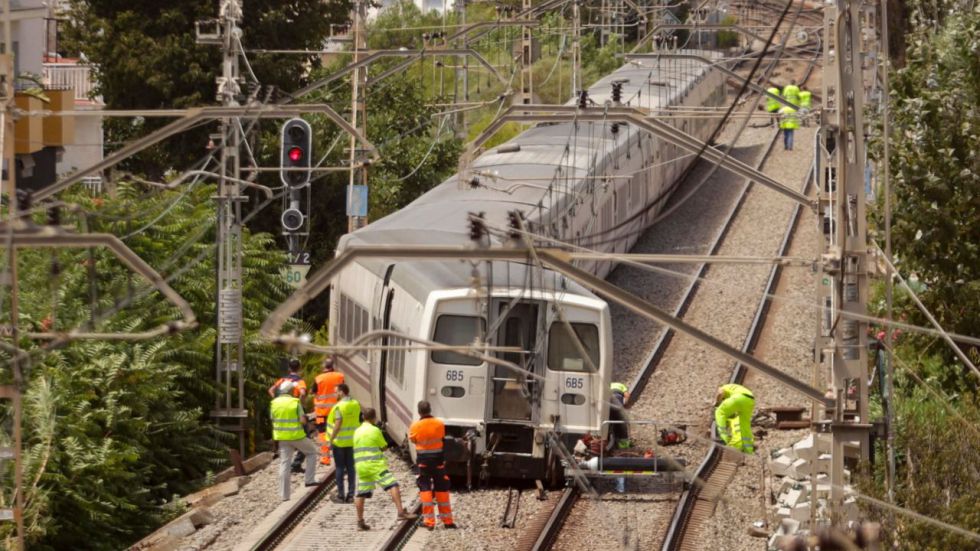 Nuevo lío en los trenes en Cataluña: se registra un descarrilamiento y hay 40 trenes afectados