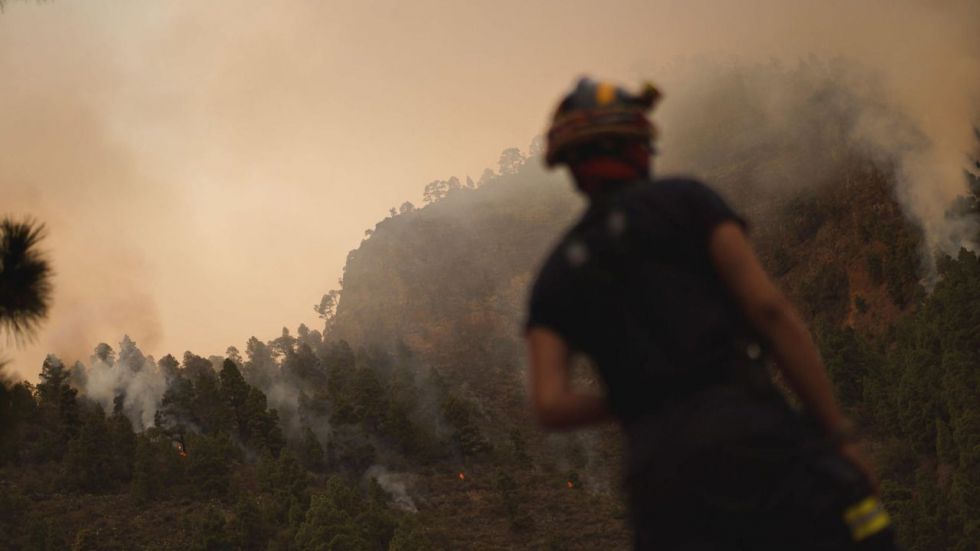 El incendio de Tenerife sigue sin control y quema más de 2.600 hectáreas