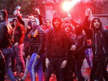 Los ultras roban la pancarta de sus rivales y se para el partido entre Fenerbahçe y Maribor