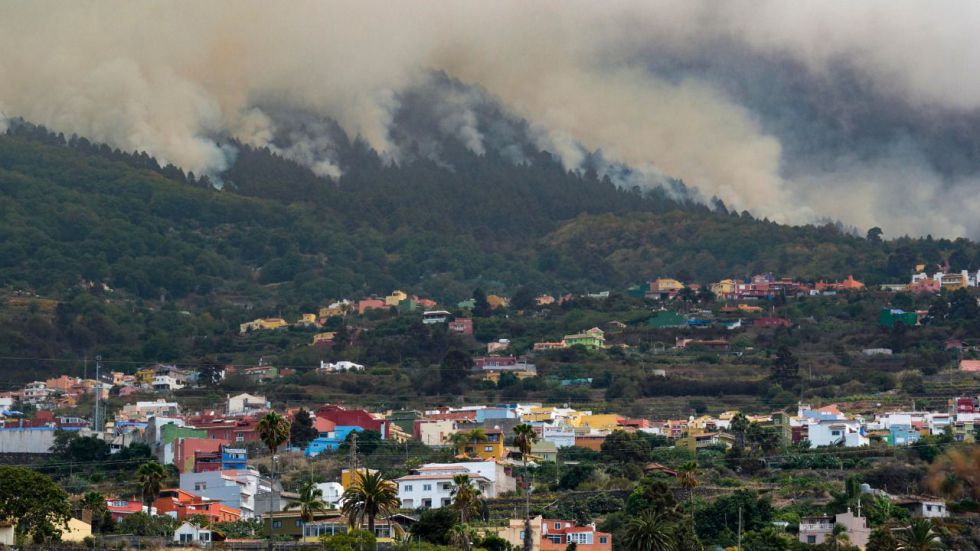 El incendio de Tenerife afecta ya a 5.000 hectáreas de diez municipios de la isla