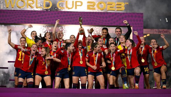 El equipo español batió a la difícil Inglaterra (1-0) en una final intensa. El gol Olga Carmona decidió el primer título de la historia del fútbol femenino